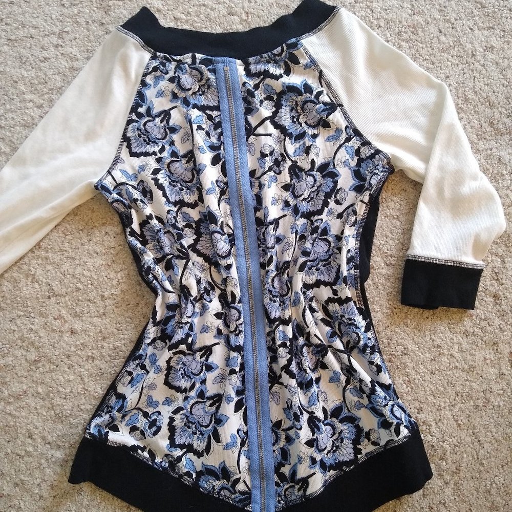 Chico's VERY UNIQUE TOP: Solid Front & Printed Back